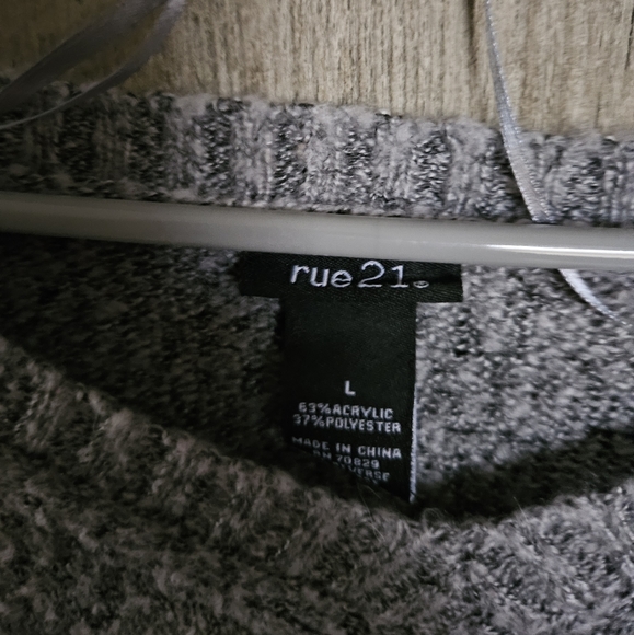 Rue 21 gray sweater size Large - Picture 2 of 2
